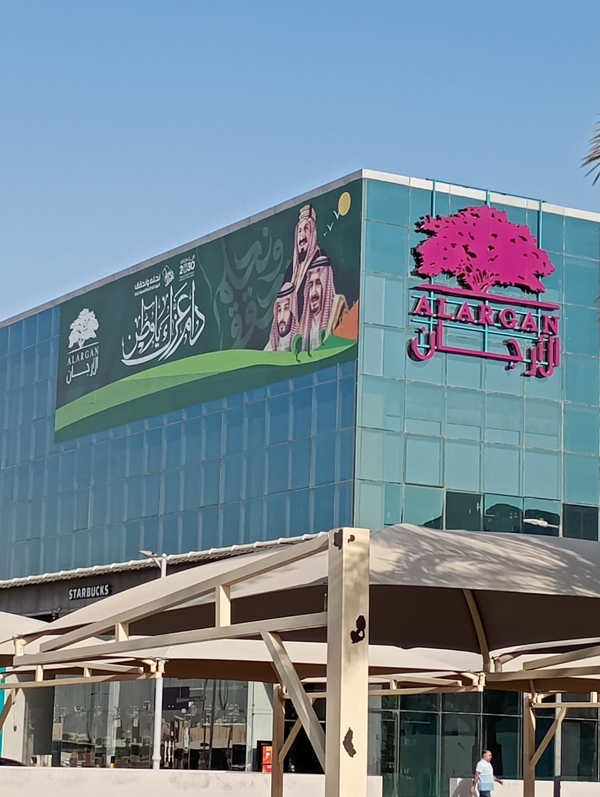 طباعة وتركيب استكرات على المباني
